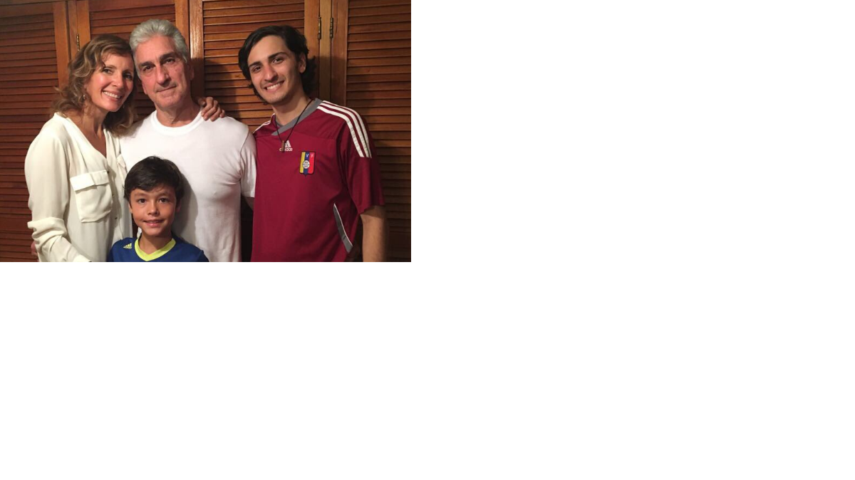 Braulio Jatar junto a su familia, en una foto enviada por Twitter por uno de sus hijos. 