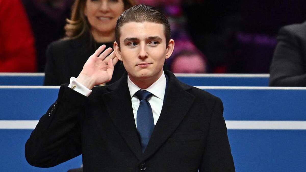 Barron Trump hace un gesto tras ser reconocido por su padre, el presidente de EEUU, Donald Trump, durante el desfile inaugural en el interior del Capital One Arena, en Washington, D. C., el 20 de enero de 2025. ANGELA WEISS AFP vía Getty Images