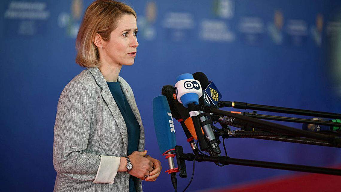 La Alta Representante de la UE y Vicepresidenta de Asuntos Exteriores y Política de Seguridad, Kaja Kallas, habla con los periodistas a su llegada a una reunión informal del Consejo Europeo en Nicosia, el 24 de abril de 2026. 