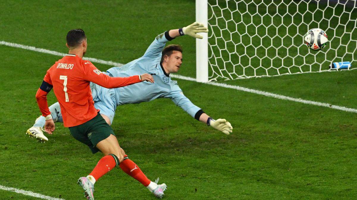 El delantero de Portugal Cristiano Ronaldo anotó el gol del triunfo de su equipo 2-1 ante Alemania, el miércoles en la semifinal de la Liga de Naciones de Europa.