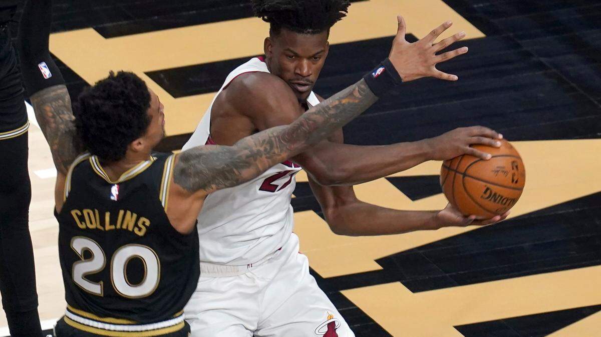 Jimmy Butler (22), del Heat, sufre la marca del delantero de los Hawks John Collins (20) el 23 de abril en Atlanta.
