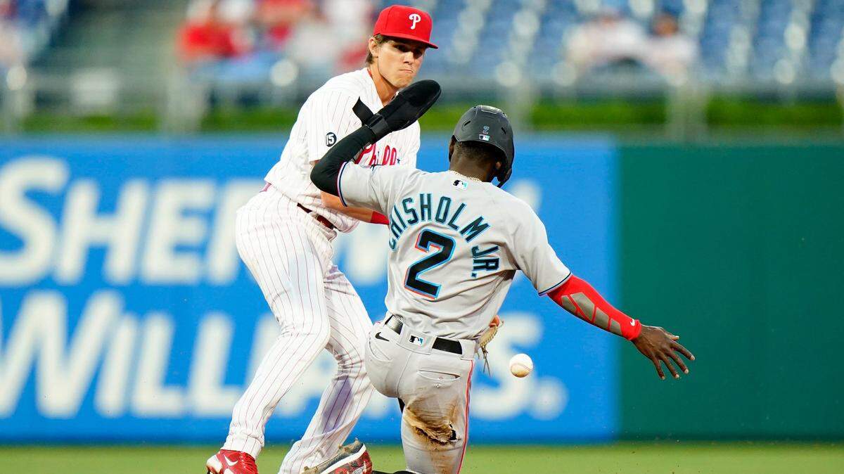 El camarero de los Marlins Jazz Chisholm Jr. llega quieto a segunda base ante la defensa del torpedero de los Filis, Nick Maton, en una jugada en el cuarto inning del partido celebrado el 18 de mayo de 2021 en Filadelfia.