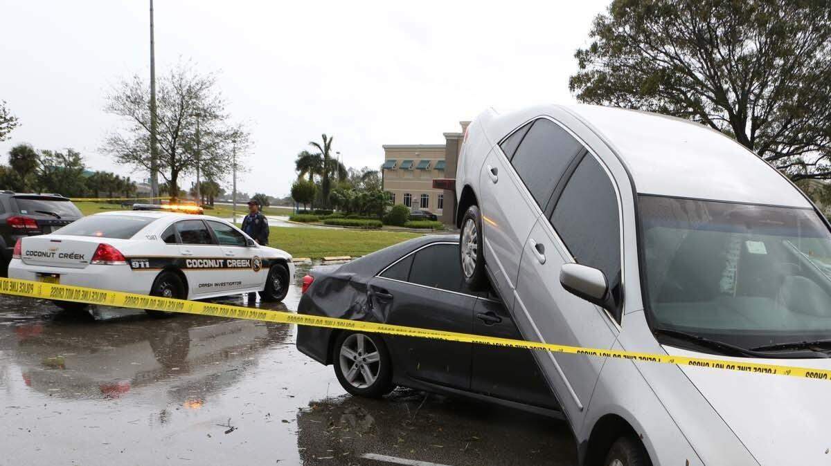 Un tornado aparentemente levantó varios autos en el campus del Broward College, Florida, el miércoles 27 de enero. 
