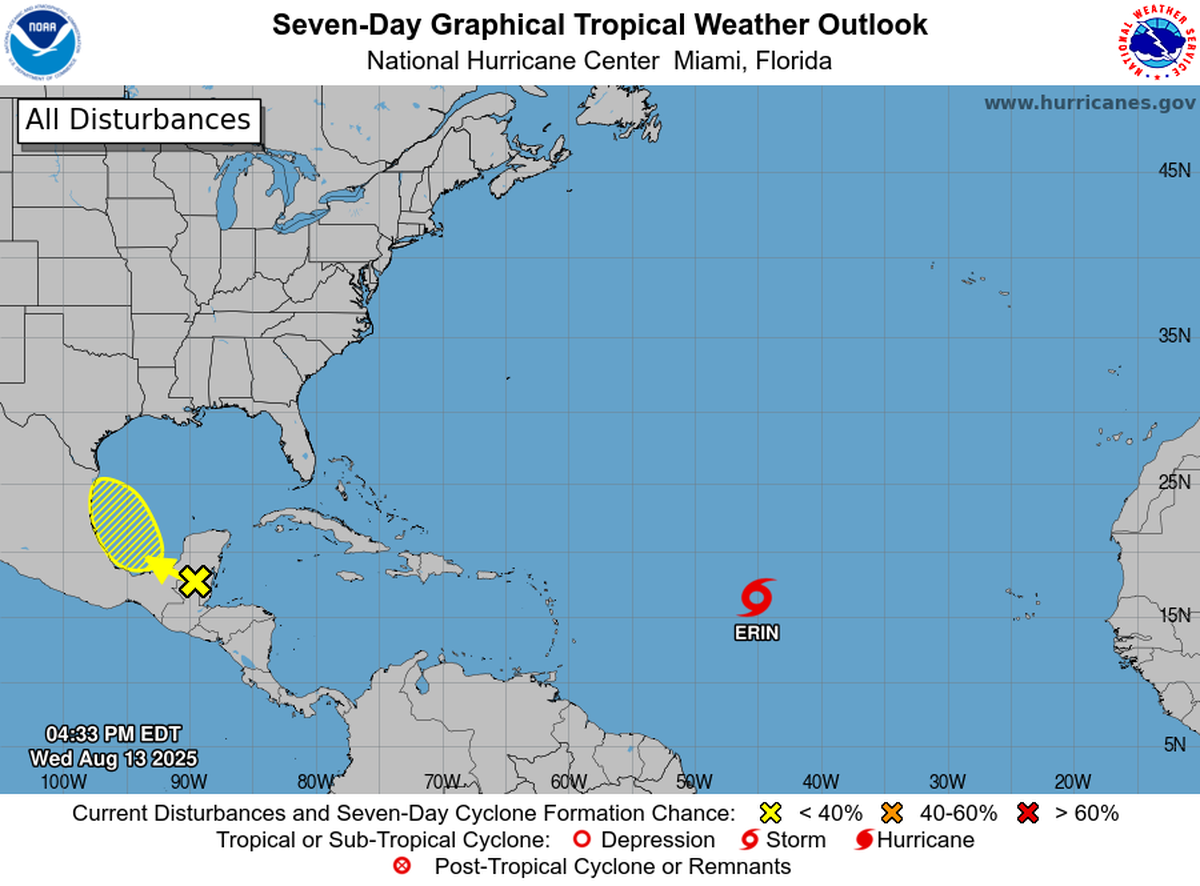 El NHC vigila otro sistema en el Atlántico. Una onda tropical cerca de la costa este de la Península de Yucatán.