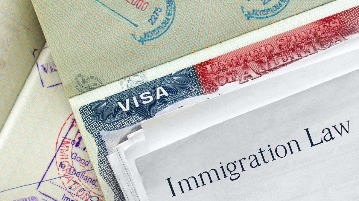Tras su eliminación del parole humanitario por parte del gobierno de Estados Unidos, los inmigrantes afectados tienen varias opciones legales para permanecer en EEUU.