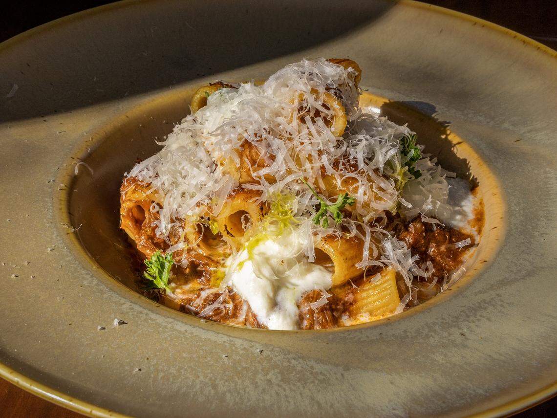 Rigatoni con costillitas de Wagyu cocinada a fuego lento y burrata; un plato del chef Jonathan Arenas, del menú de Mayami Wynwood.