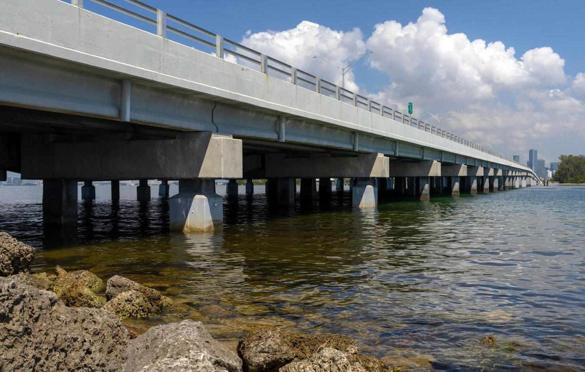 El antiguo y obsoleto puente Bear Cut, que hace años debió haber sido reemplazado, conecta a​ Virginia Key con el enormemente popular Crandon Park de Miami-Dade.