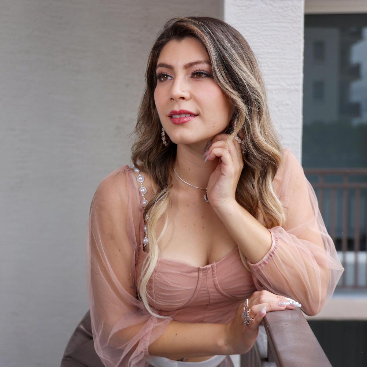 El lunes 10 de abril de 2023, la cantautora y cantante de ópera Dreya Starr es fotografiada durante una entrevista tras su debut musical con el lanzamiento de las baladas líricas pop “Tu Punto Final” y “End Of The Line” para el mercado bilingüe.