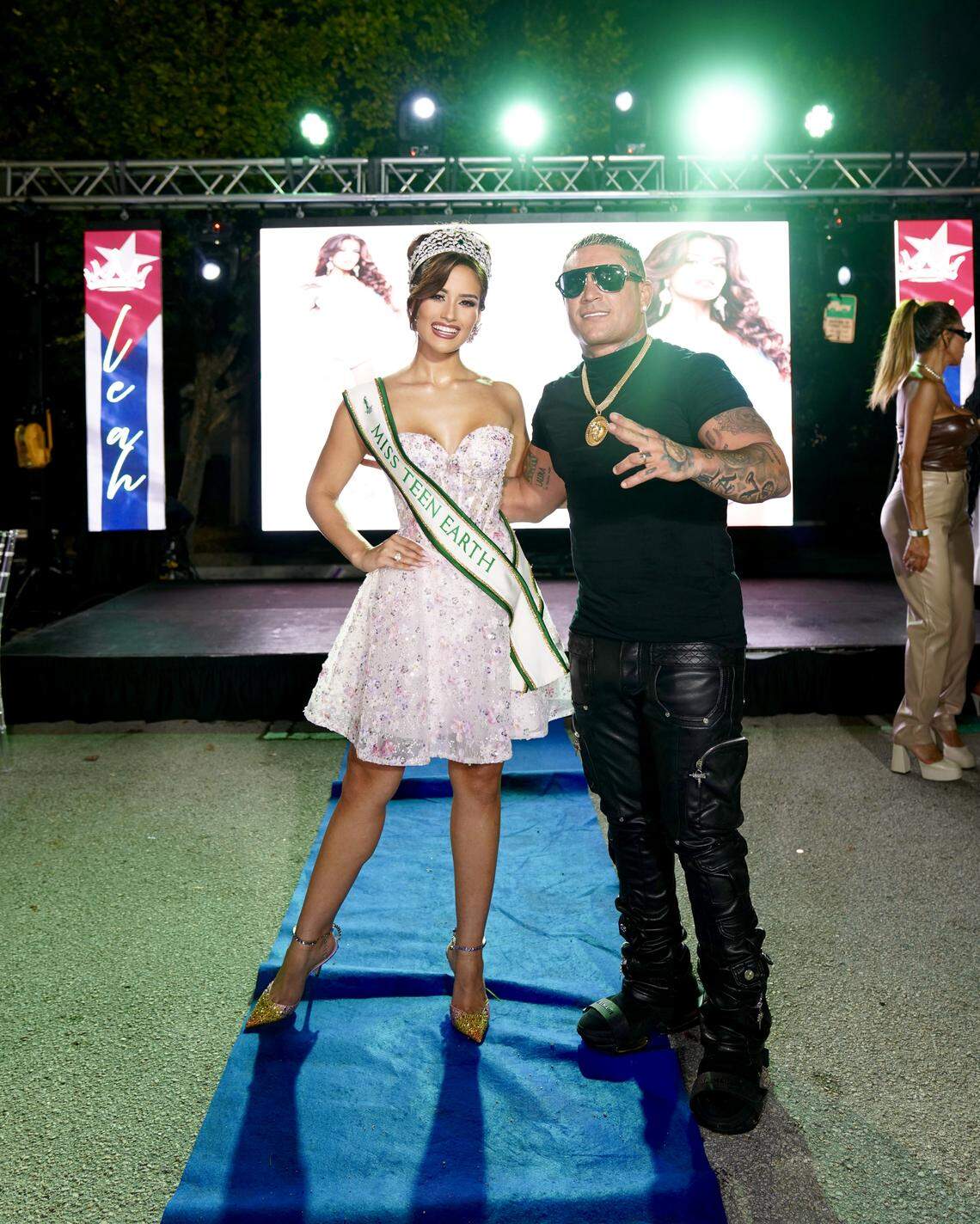 Leah Reyes Amores, Miss Teen Earth 2025, con Osmani García en el homenaje que le hicieron su familia y equipo de trabajo al llegar de la India.