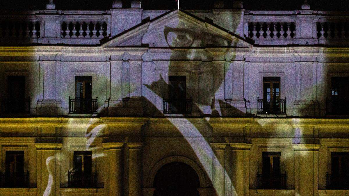 Una imagen del expresidente Salvador Allende es proyectada en la fachada del Palacio de la Moneda, en Santiago de Chile, el sábado 9 de septiembre de 2023. El lunes 11 de septiembre se cumplen 50 años del golpe de Estado que derrocó a Allende y el comienzo del dictadura del General Augusto Pinochet.