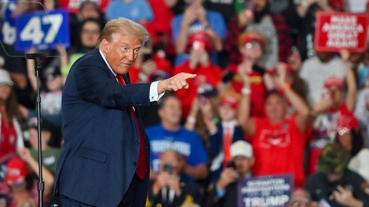 El expresidente Donald Trump saluda a sus seguidores tras dar un discurso en un mitin en Scranton, Pensilvania, el miércoles 9 de octubre de 2024.