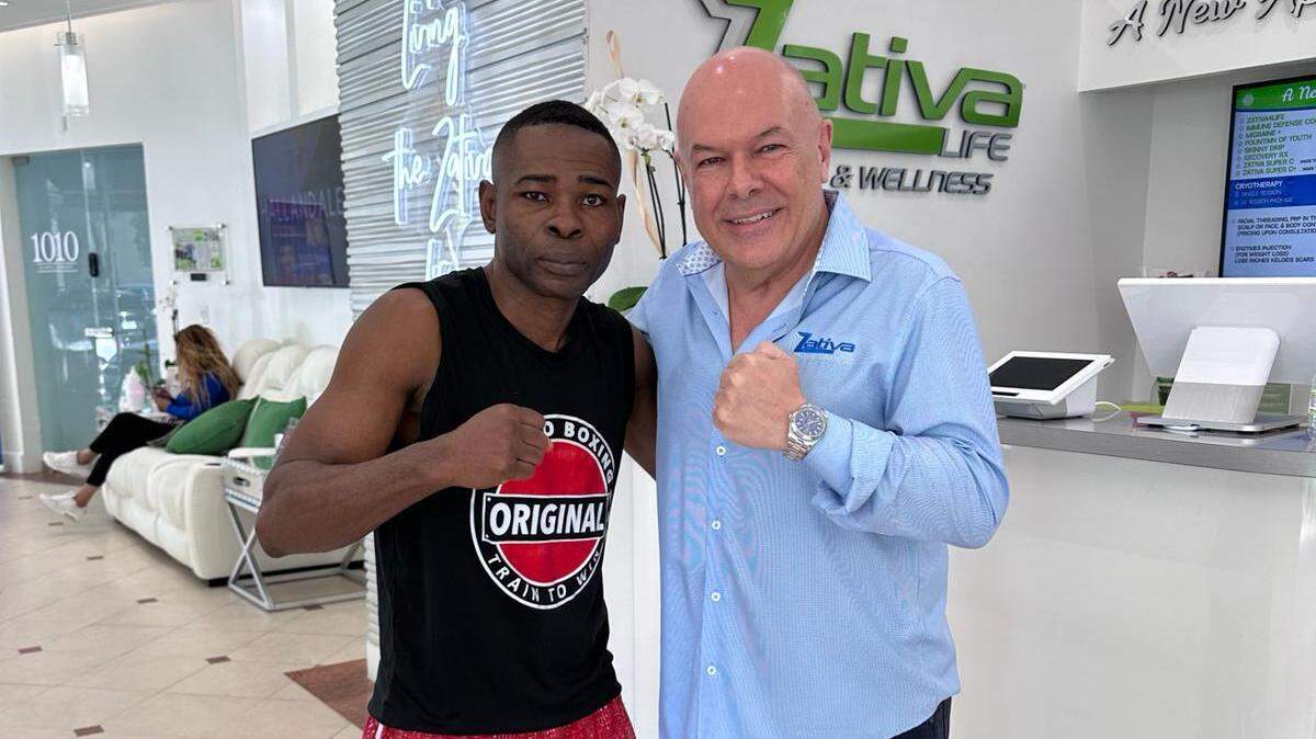 Guillermo Rigondeaux junto a su manager Arturo Rodríguez tras firmar un pacto de tres peleas con BKFC.