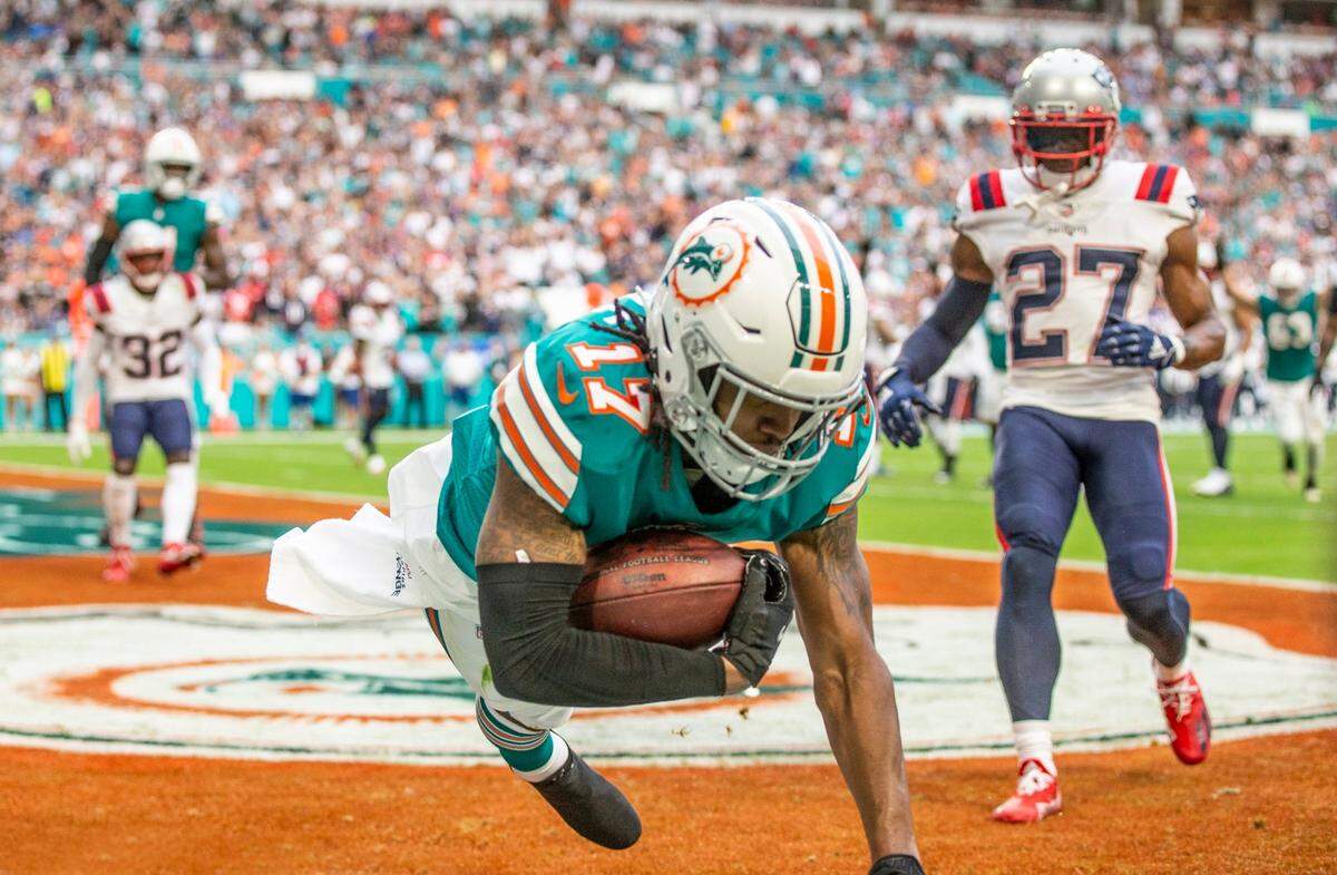 El wide receiver de los Dolphins Jaylen Waddle anota un touchdown en el primer cuarto del partido ante los Patriots de New England, celebrado el 9 de enero de 2022 en el Hard Rock Stadium en Miami Gardens, Florida.