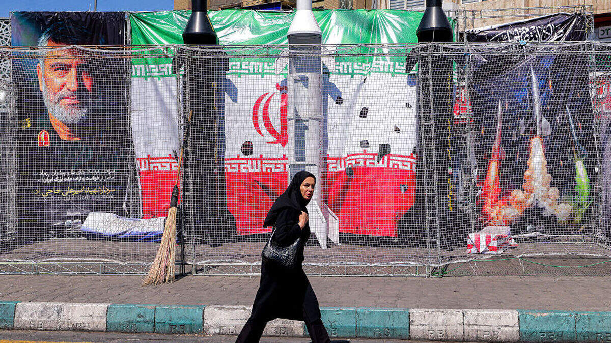 Una mujer pasa junto a maquetas de misiles iraníes en la plaza Valiasr, en Teherán, el lunes 6 de abril de 2026. Ataques israelíes mataron al jefe de inteligencia de la Guardia Revolucionaria de Irán, mientras que la república islámica desafió el lunes las amenazas del presidente de Estados Unidos de devastar la infraestructura civil si no reabre el estrecho de Ormuz.