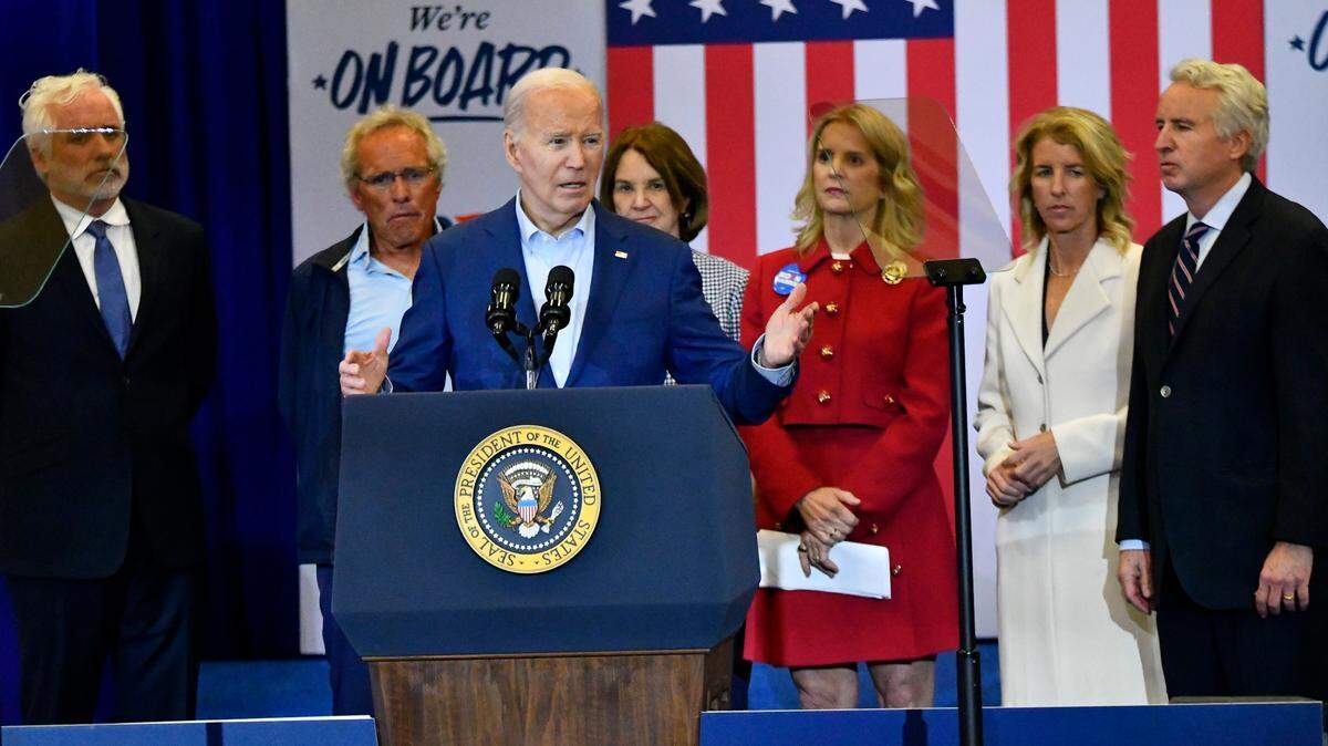 El presidente Joe Biden comparte el escenario con varios miembros de la familia Kennedy tras recibir el apoyo oficial del grupo familiar para su campaña de reelección, en Filadelfia, Pennsylvania, el jueves 18 de abril de 2024.