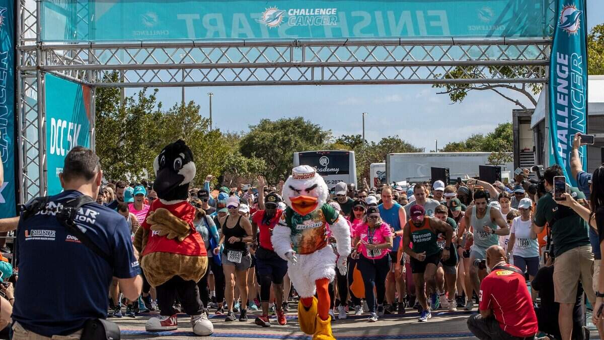La mascota de los Miami Hurricanes lidera a los corredores que participan en el Dolphins Challenge Cancer, celebrado el 26 de febrero de 2022 en el Hard Rock Stadium de Miami Garden, Florida.