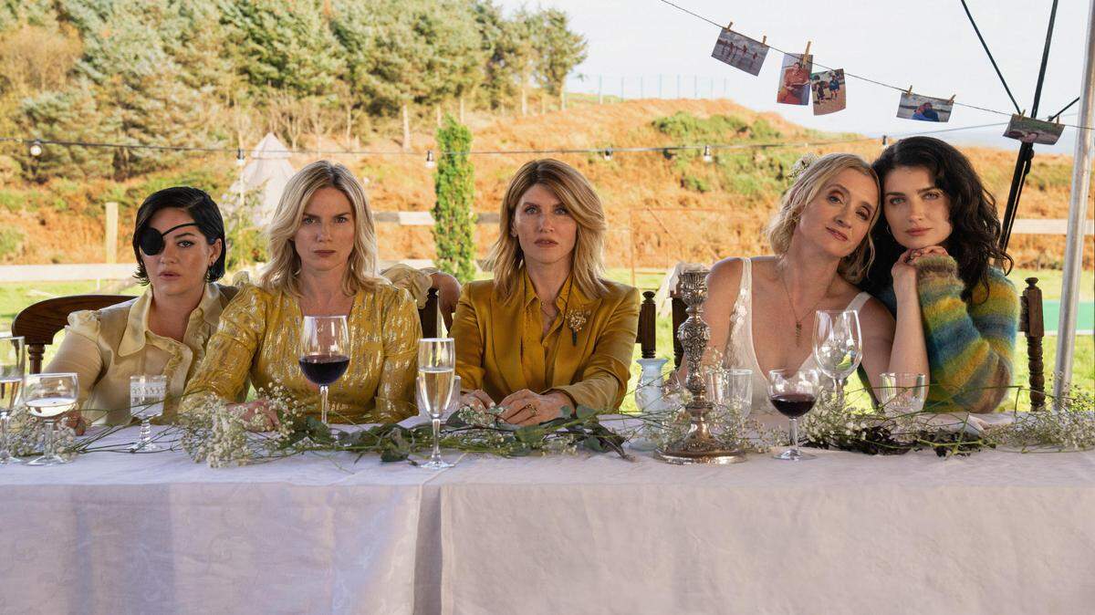 Las cinco protagonistas de ‘Bad Sisters’ Sharon Horgan, Anne-Marie Duff, Eva Birthistle, Sarah Greene y Eve Hewson celebran su merecido premio BAFTA a Mejor Serie Dramática, un reconocimiento a su química en pantalla y al talento que ha cautivado tanto a la crítica como al público.