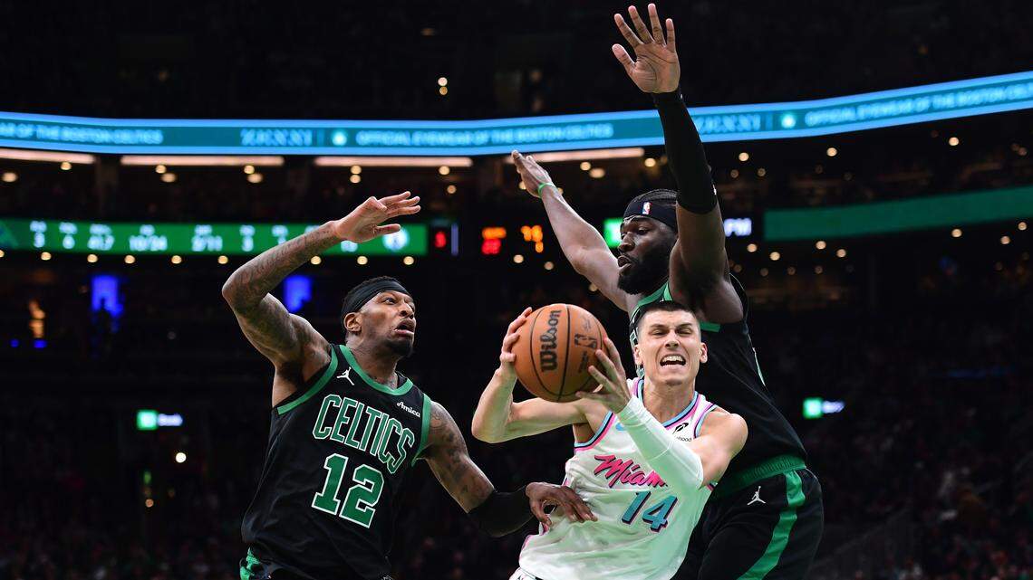 El jugador del Heat de Miami Tyler Herro entra al aro ante la marca de Torrey Craig (12) y Neemias Queta, de los Celtics, en el partido celebrado el 2 de abril de 2025 en Boston.