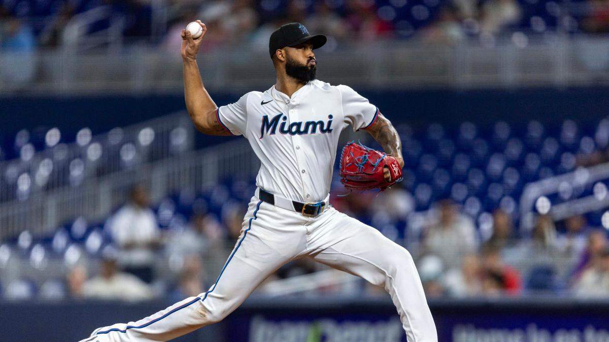 El abridor de los Marlins Sandy Alcántara lanza en el primer inning del partido ante los Rockies de Colorado, celebrado el 3 de junio de 2025 en Miami.