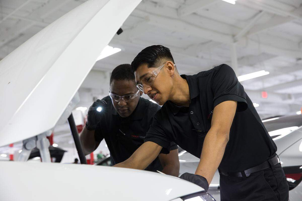 Miami Dade College es la primera institución en el sudeste de Estados Unidos en crear una alianza con Tesla para ofrecer un programa de certificado de capacitación para técnicos de servicio, Tesla START.