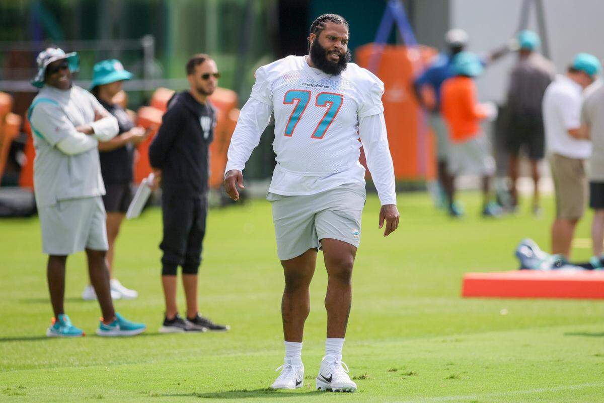 Los Dolphins reconocieron oficialmente que ven a la nueva incorporación, Isaiah Wynn, como una opción en la línea ofensiva interior, incluyéndolo como left guard en el segundo equipo.