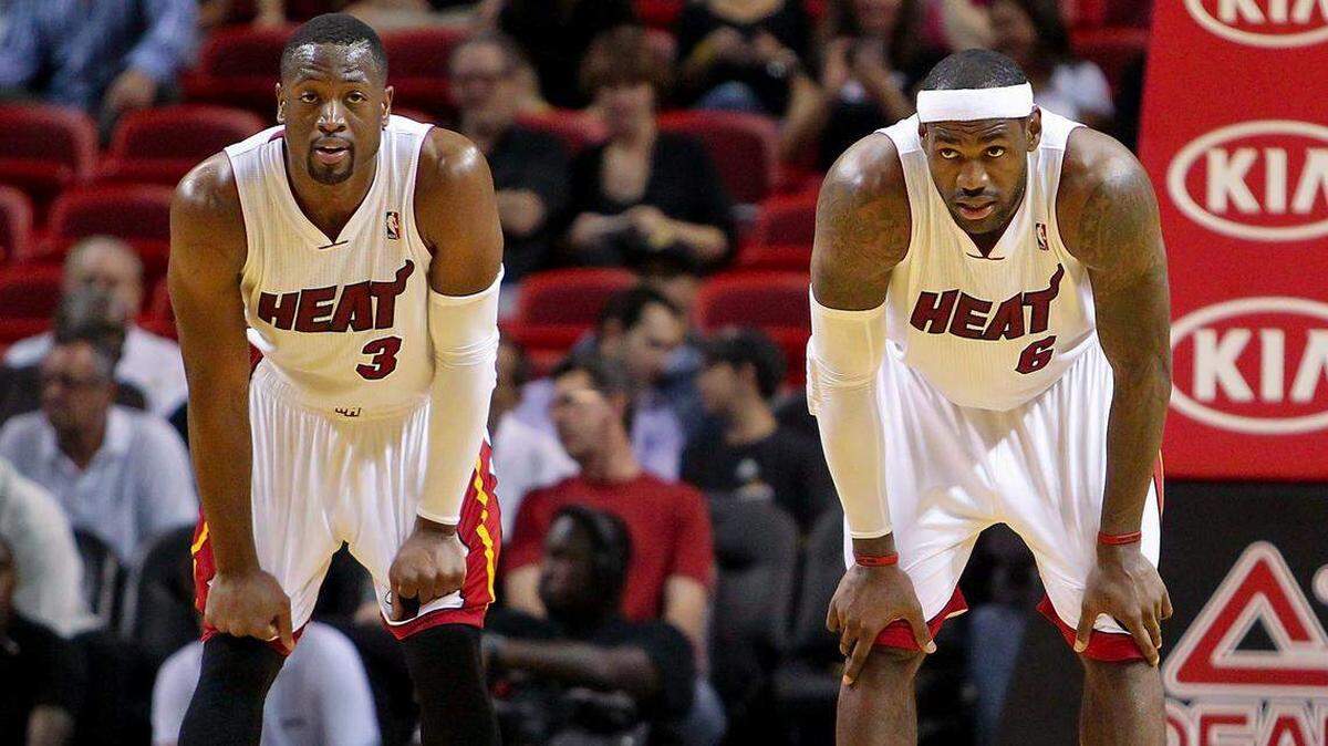 Dwyane Wade y LeBron James durante un partido de pretemporada entre los Detroit Pistons y los Miami Heat en el AmericanAirlines Arena de Miami el 18 de octubre de 2012. En enero de 2026, un ex empleado de seguridad del equipo, el ex policía de Miami Marcos Tomás Perez, fue sentenciado a tres años de prisión por robar cientos de camisetas de los Miami Heat, incluidas las usadas en partidos por James y Wade.