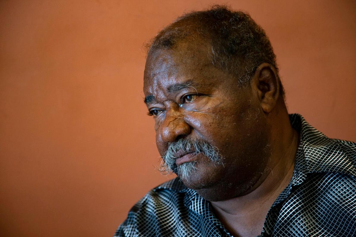 Radamés Cabral Trinidad, de 65 años, tiene que viajar tres veces a la semana en avioneta de la isla de Vieques a Humacao para someterse a diálisis, en un viaje que dura todo el día.