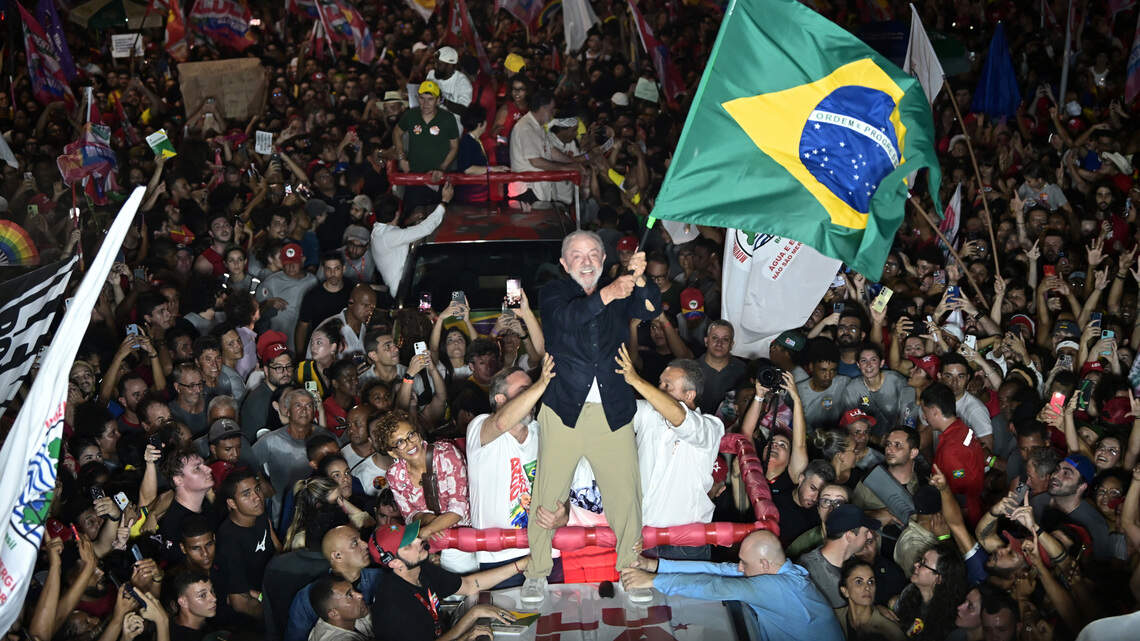 Lula espera que votantes de más edad le ayuden a alzarse con la victoria frente a Flávio Bolsonaro