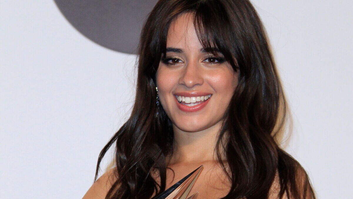 La cantante cubanoamericana Camila Cabello posa con sus premios Mejor Nuevo Artista y Mejor Canción Pop/Rock (Havana) en la sala de prensa de los American Music Awards el pasado 9 de octubre de 2018, en el teatro Microsoft de Los Ángeles, California.