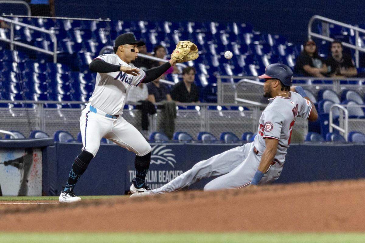 El tercera base de los Marlins Máximo Acosta pone out al corredor de los Nacionales de Washington, en el tercer inning del partido celebrado el 9 de septiembre de 2025 en Miami.