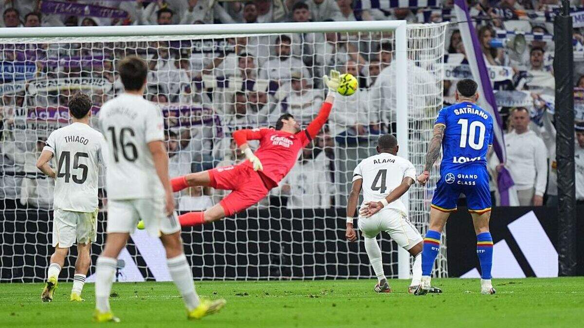 Un golazo de volea desde fuera del área del uruguayo Martín Satriano (der.) bastó al Getafe para vencer 1-0 este lunes el Real Madrid en el Estadio Santiago Bernabéu. 