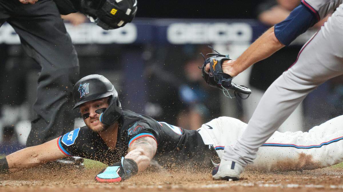 El tercera base de los Marlins Connor Norby anota una carrera en la quinta entrada del partido ante los Bravos de Atlanta, celebrado el 20 de septiembre de 2024 en Miami.

