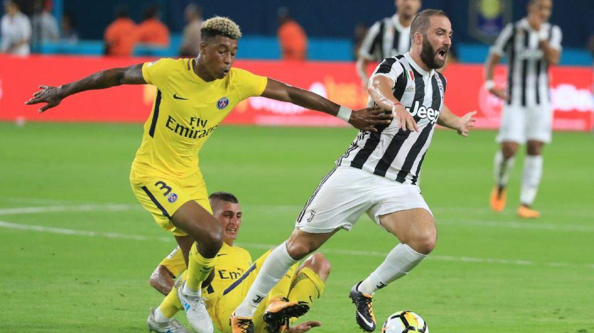 El delantero de la Juve Gonzalo Higuaín (der.) trata de quitarse la marca de Presnel Kimpembe, del PSG, en un partido de la International Champions Cup, el 26 de julio del 2017 en el Hard Rock Stadium de Miami Garden, Florida.