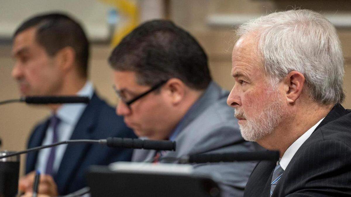El entonces comisionado de la ciudad de Coral Gables, Kirk R. Menéndez (a la derecha), escucha a los oradores en una reunión el 14 de septiembre de 2023. El comisionado Ariel Fernández (al centro) y el alcalde Vince Lago (a la izquierda) también aparecen en la foto.