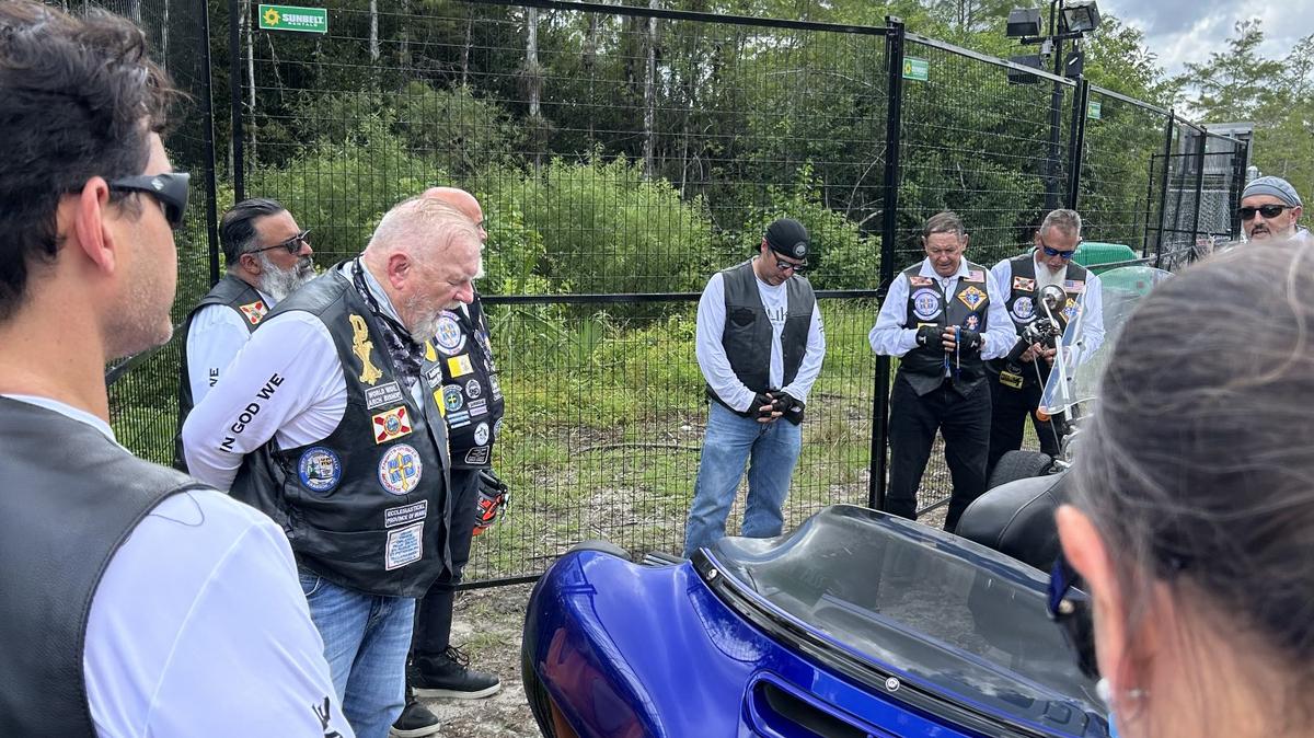 El arzobispo de Miami, Thomas Wenski, rezó un rosario por los migrantes recluidos en el controversial centro de detención Alligator Alcatraz en los Everglades, el domingo 20 de julio de 2025.