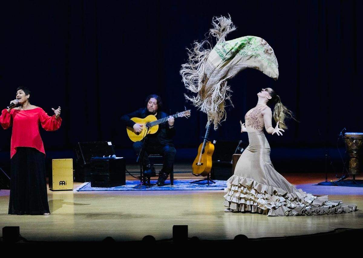 Gema Corredera, José Luis de la Paz y Siudy Garrido en la función de estreno de&nbsp;&nbsp;“Introspective” en noviembre de 2021 en el Arsht Center. 