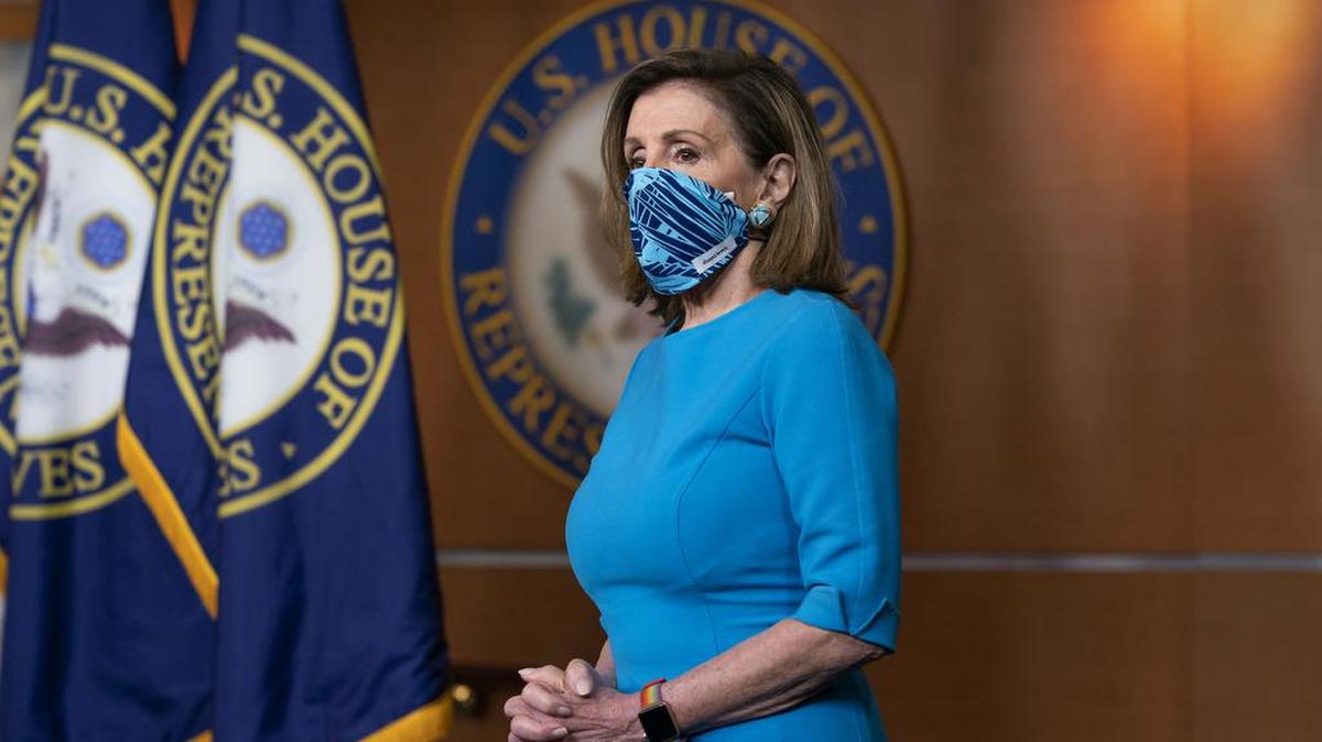 ARCHIVO - En esta foto del 12 de noviembre de 2020, la presidenta de la Cámara de Representantes, Nancy Pelosi, habla con la prensa en el Congreso en Washington.