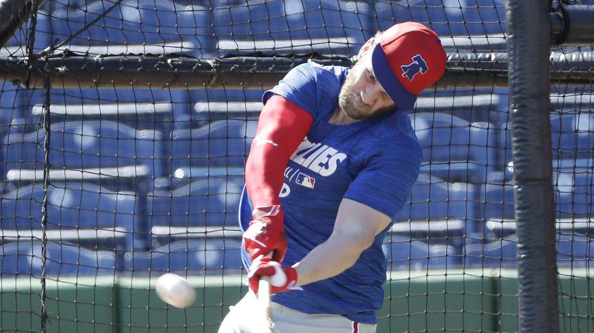 El pelotero de los Filis de Filadelfia Bryce Harper presiona a su equipo para que contrate al jardinero Mike Trout y se una a la franquicia en 2021.