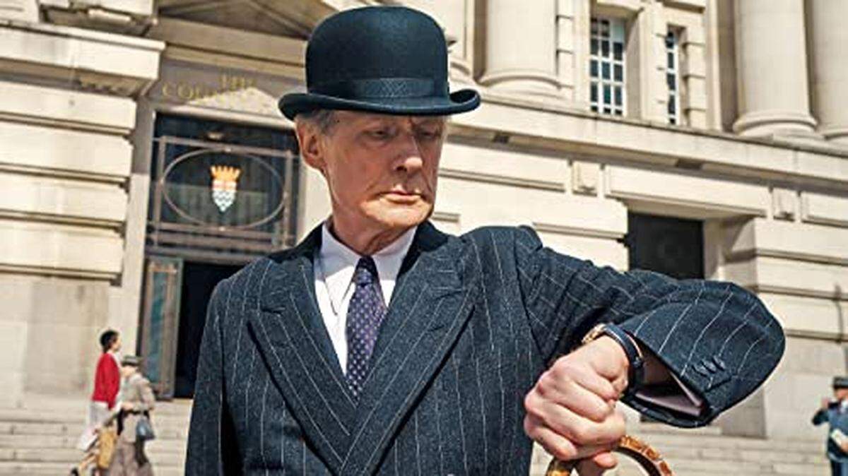 Coral Gables Art Cinema presenta ‘Living’ (2022). Un Londres destruido por la Segunda Guerra Mundial quiere recuperarse.