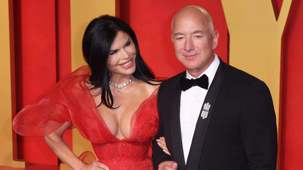 Jeff Bezos y Lauren Sánchez llegan a la fiesta del Oscar de la revista Vanity Fair, Beverly Hills, California, el 10 de marzo de 2024.