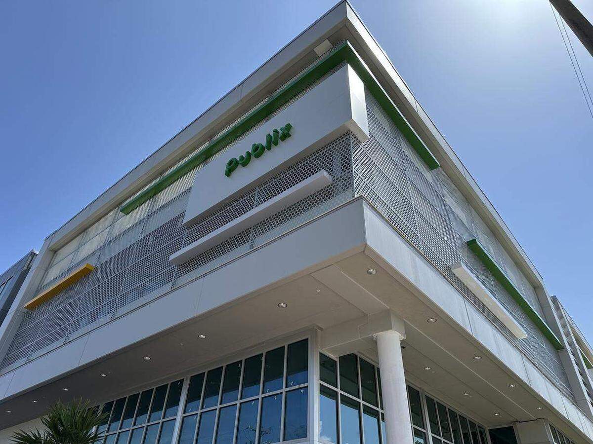 La entrada principal del nuevo Riviera Plaza Publix, ubicado en el 1542 South Dixie Highway, se ve casi terminada en esta foto del 25 de agosto de 2025. Publix anuncia que la tienda abrirá el 25 de septiembre.