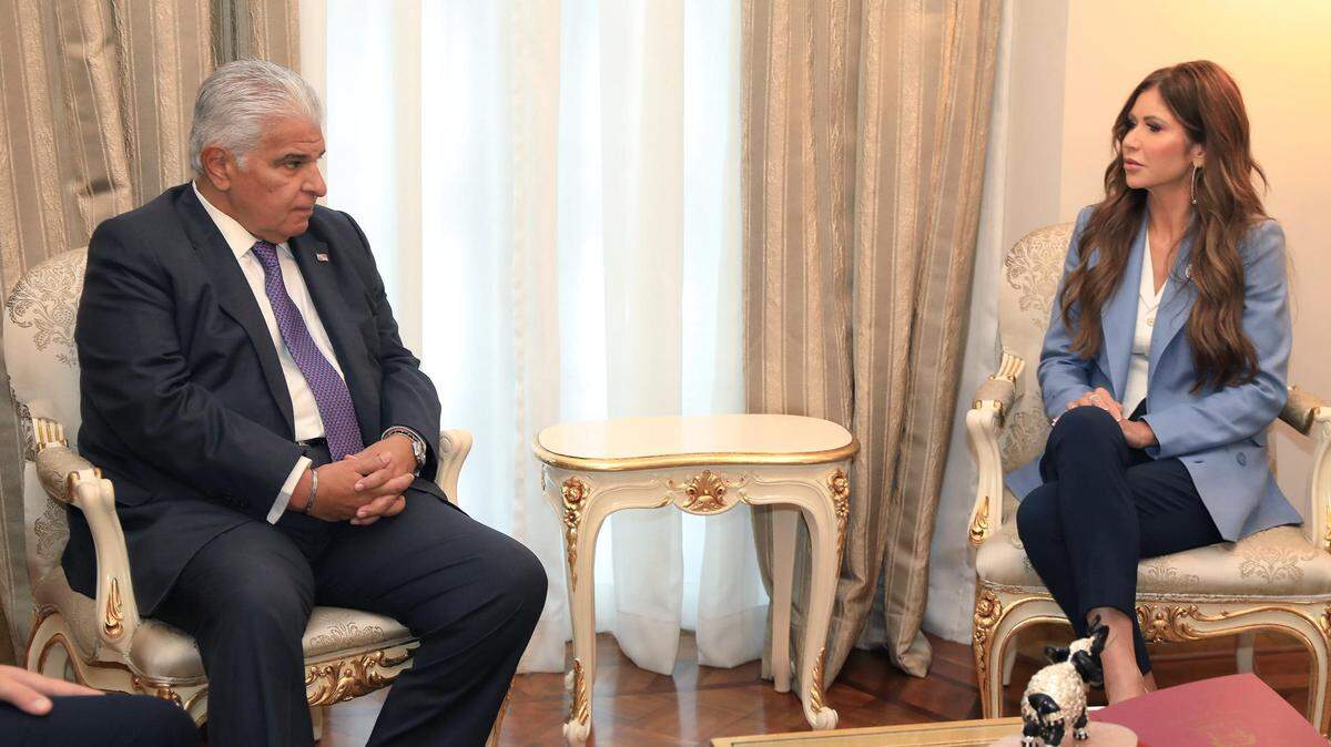 Fotografía cedida por la Presidencia de Panamá del mandatario de Panamá, José Raúl Mulino, durante una reunión con la secretaria de Seguridad Nacional de Estados Unidos (DHS), Kristi Noem, este martes 24 de junio de 2025, en el Palacio Presidencial, en Ciudad de Panamá.