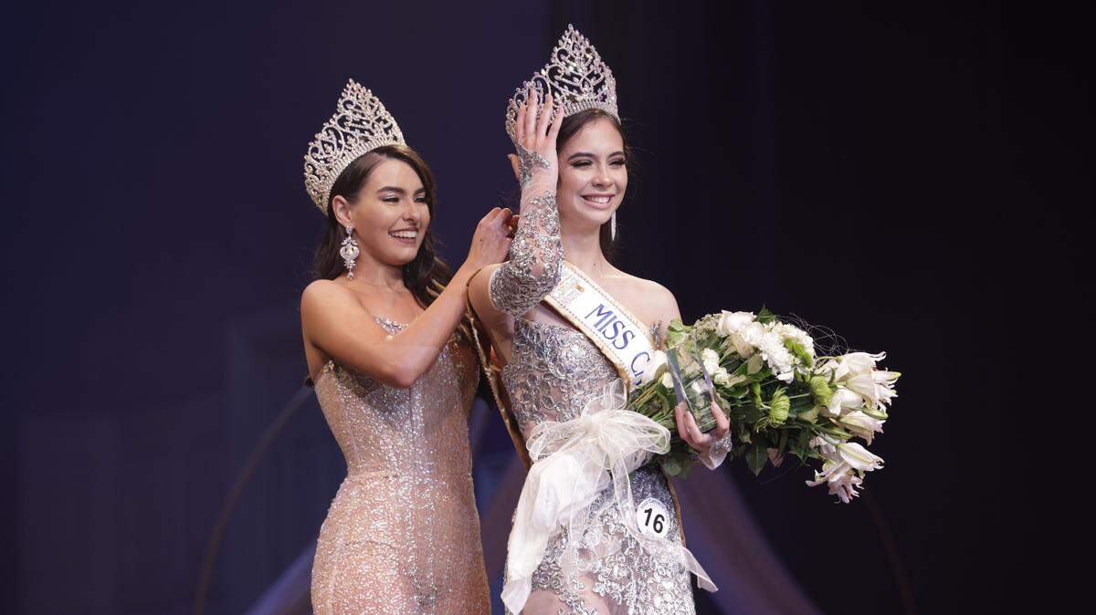Daylin Rodríguez es coronada Miss Carnaval Miami 2023 por su antesesora Alexandra Pérez.