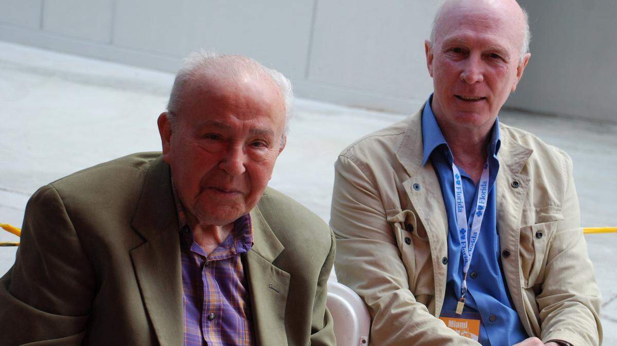 Lorenzo García Vega y Víctor Batista Falla en la Feria del Libro de Miami, el 21 de noviembre de 2010.