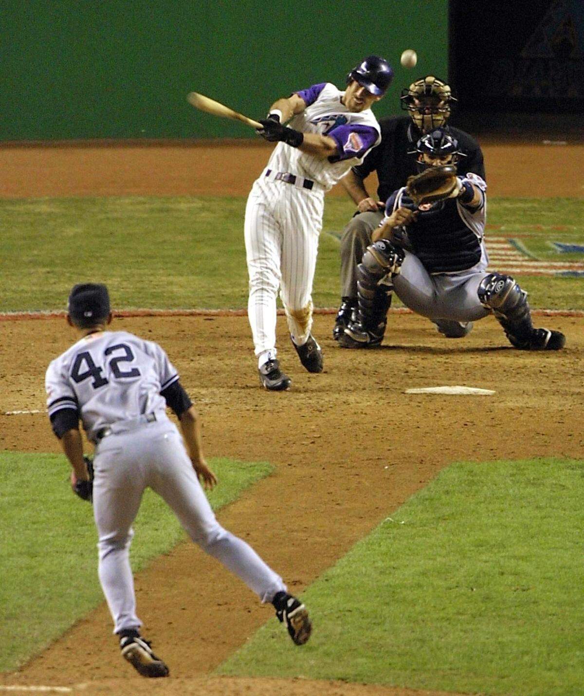 El jardinero de los Diamondbacks de Arizona Luis González batea un hit ante Mariano Rivera que le dio a su equipo el título de la Serie Mundial, el 4 de noviembre de 2001.