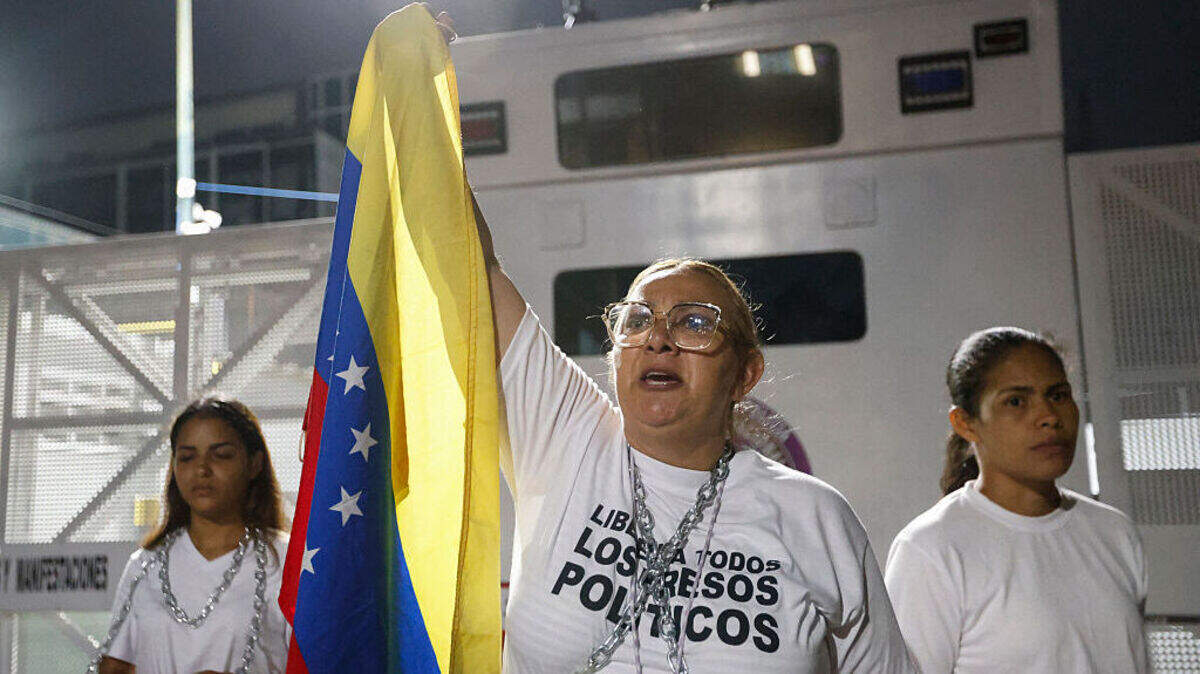 Evelis Cano, madre de Jack Tantak Cano, quien se encuentra encarcelado, grita consignas durante una manifestación para exigir la liberación de los presos políticos frente a la prisión de la Zona 7 de la Policía Nacional Bolivariana (PNB) en Caracas, el viernes 30 de enero de 2026.