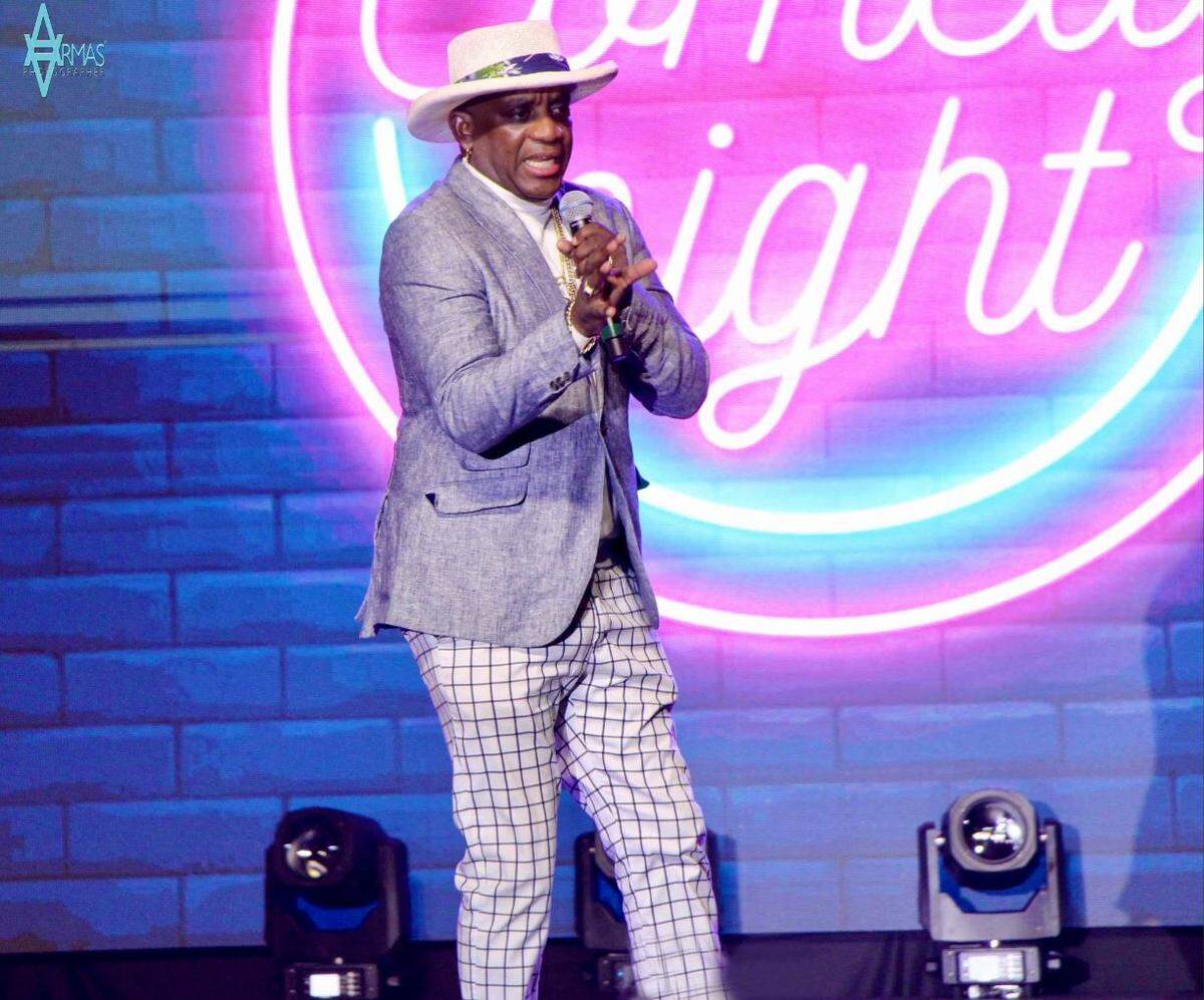 A mitad del espectáculo, la música cubana y la evocación de algunos de sus grandes intérpretes daba paso al comediante Boncó Quiñongo, en un monólogo que no disimulaba su deuda con el personaje del “Negrito” del teatro vernáculo o bufo cubano. 