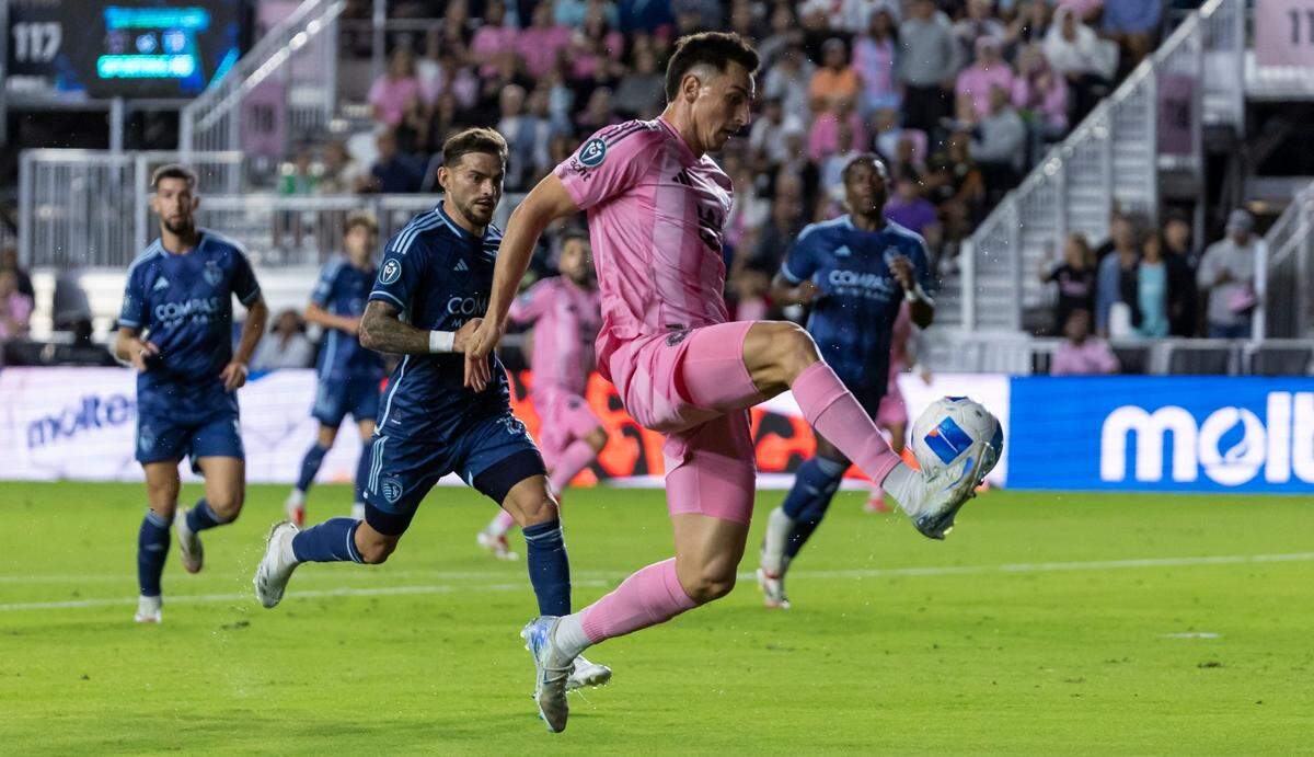 El delantero del Inter Miami Tadeo Allende marcó un gol ante el Sporting de Kansas City, en el partido de vuelta de la Liga de Campeones de la Concacaf celebrado el 25 de febrero de 2025 en el Chase Stadium en Fort Lauderdale, Florida.