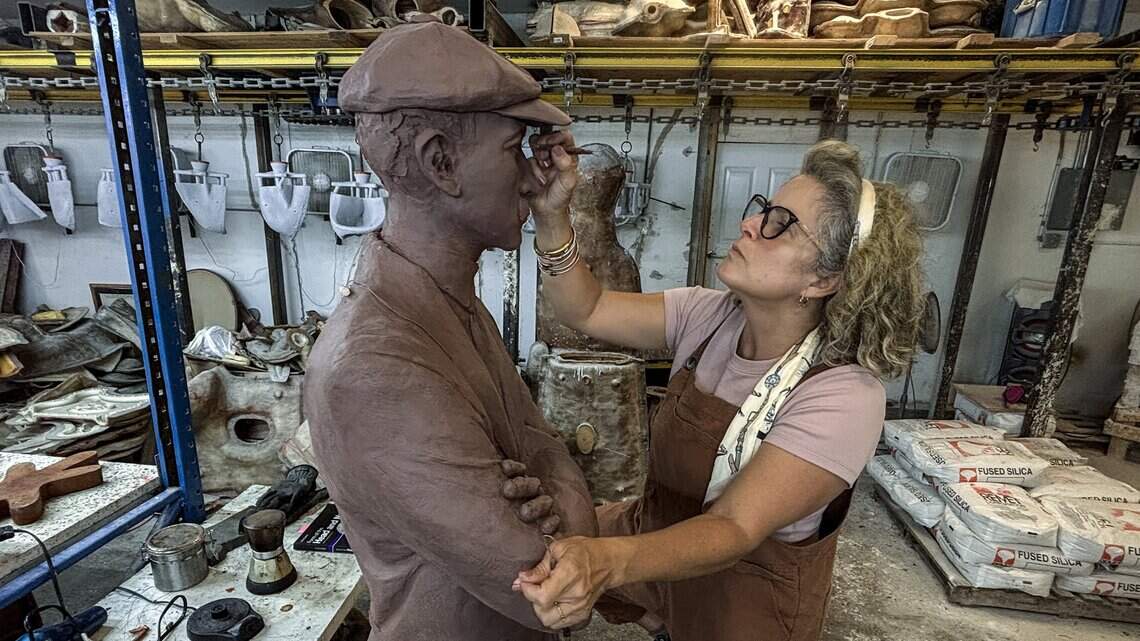 Inauguran monumento a Glenn Curtiss en Miami Springs. Una hija de Hialeah hizo la escultura