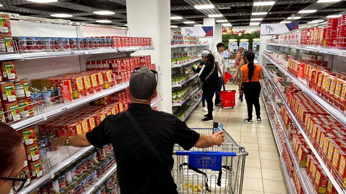 Cubanos hacen sus compras en el nuevo supermercado exclusivo en dólares “3ra y 70”, en La Habana, el 25 de marzo de 2025. La posibilidad de que los cubanos fuera de la isla puedan invertir en mipymes u otros negocios de más envergadura choca con la falta de garantías legales en la isla.